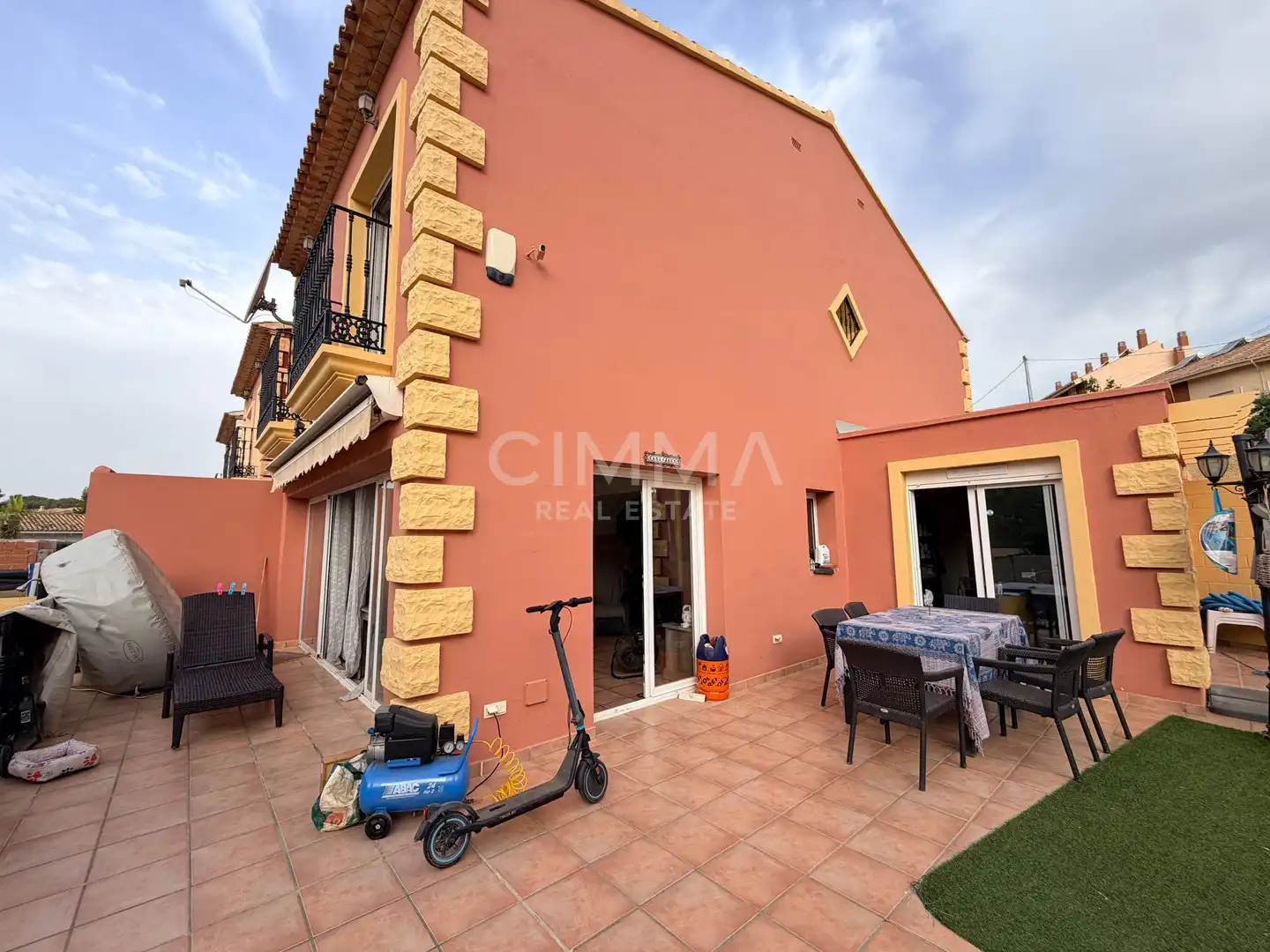 Vista exterior de Casa o xalet en venda en La Nucia amb Aire condicionat, Calefacció i Jardí privat