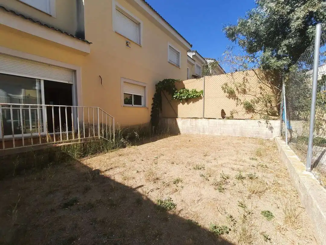 Jardí de Casa adosada en venda en Escalona amb Calefacció i Alarma