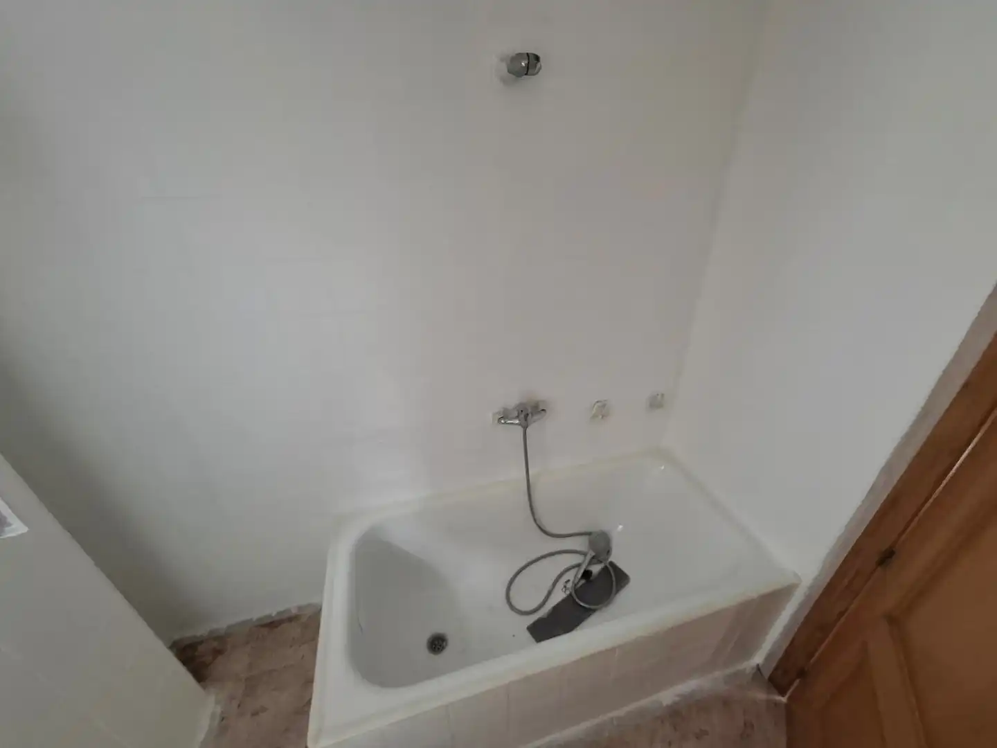 Bathroom of Flat for rent in Valencia  with Air Conditioner, Private garden and Balcony