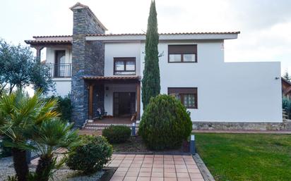 Vista exterior de Casa o xalet en venda en Valdemorillo amb Terrassa i Piscina