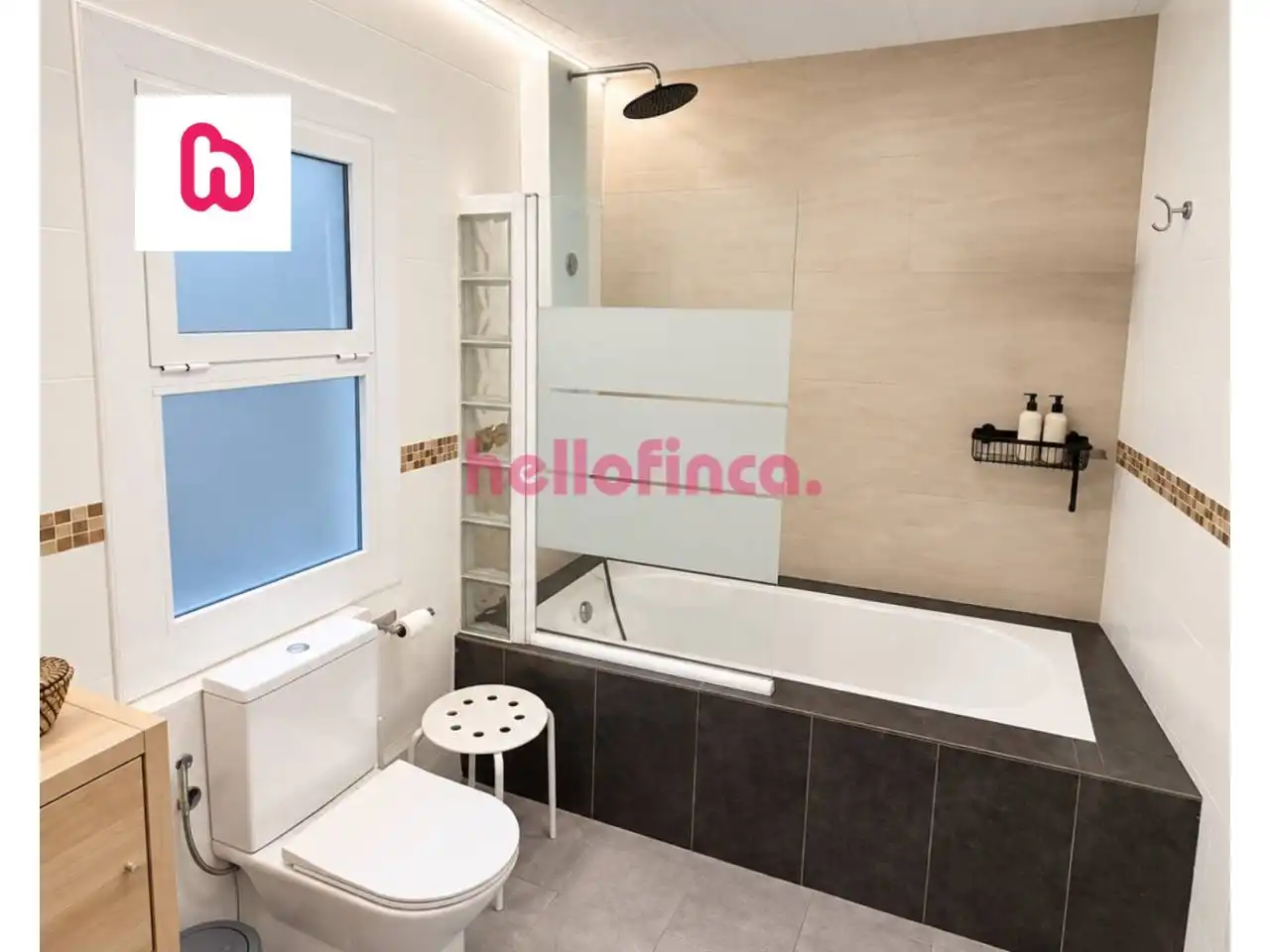 Bathroom of Flat for sale in Terrassa  with Air Conditioner, Heating and Parquet flooring