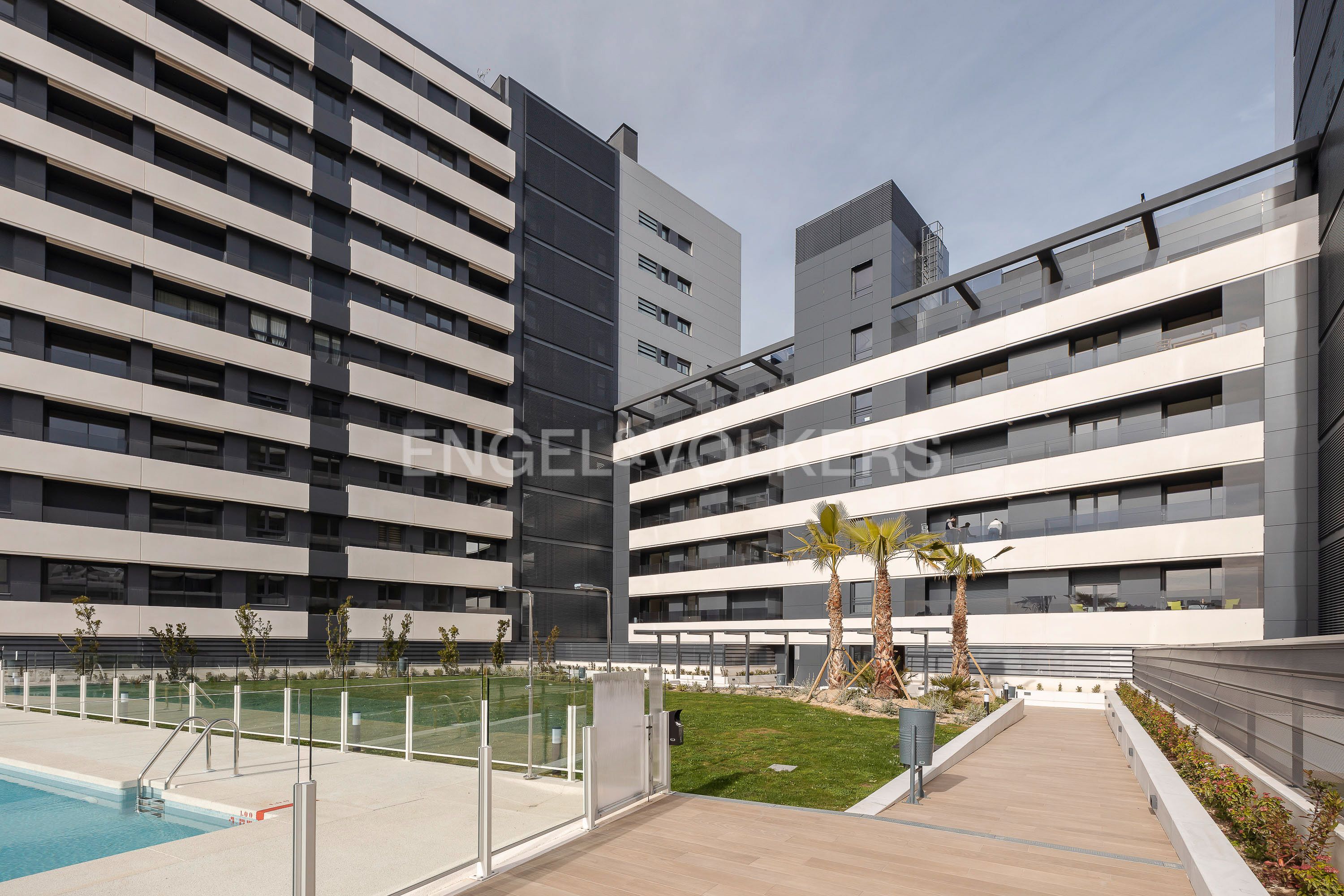 Vista exterior de Apartament en venda en  Madrid Capital amb Aire condicionat, Calefacció i Jardí privat