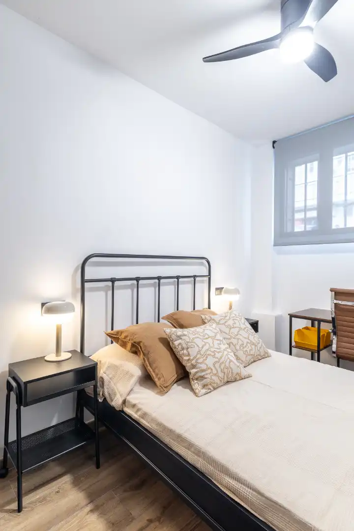 Dormitori de Apartament de lloguer en Madrid amb Aire condicionat, Calefacció i Moblat