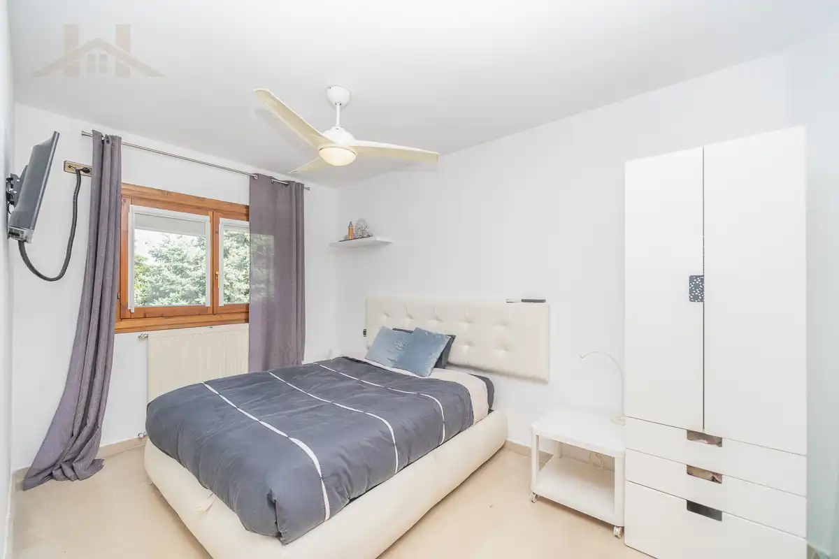 Habitación de Casa adosada en venta en Torrelodones con Aire acondicionado, Calefacción y Jardín privado
