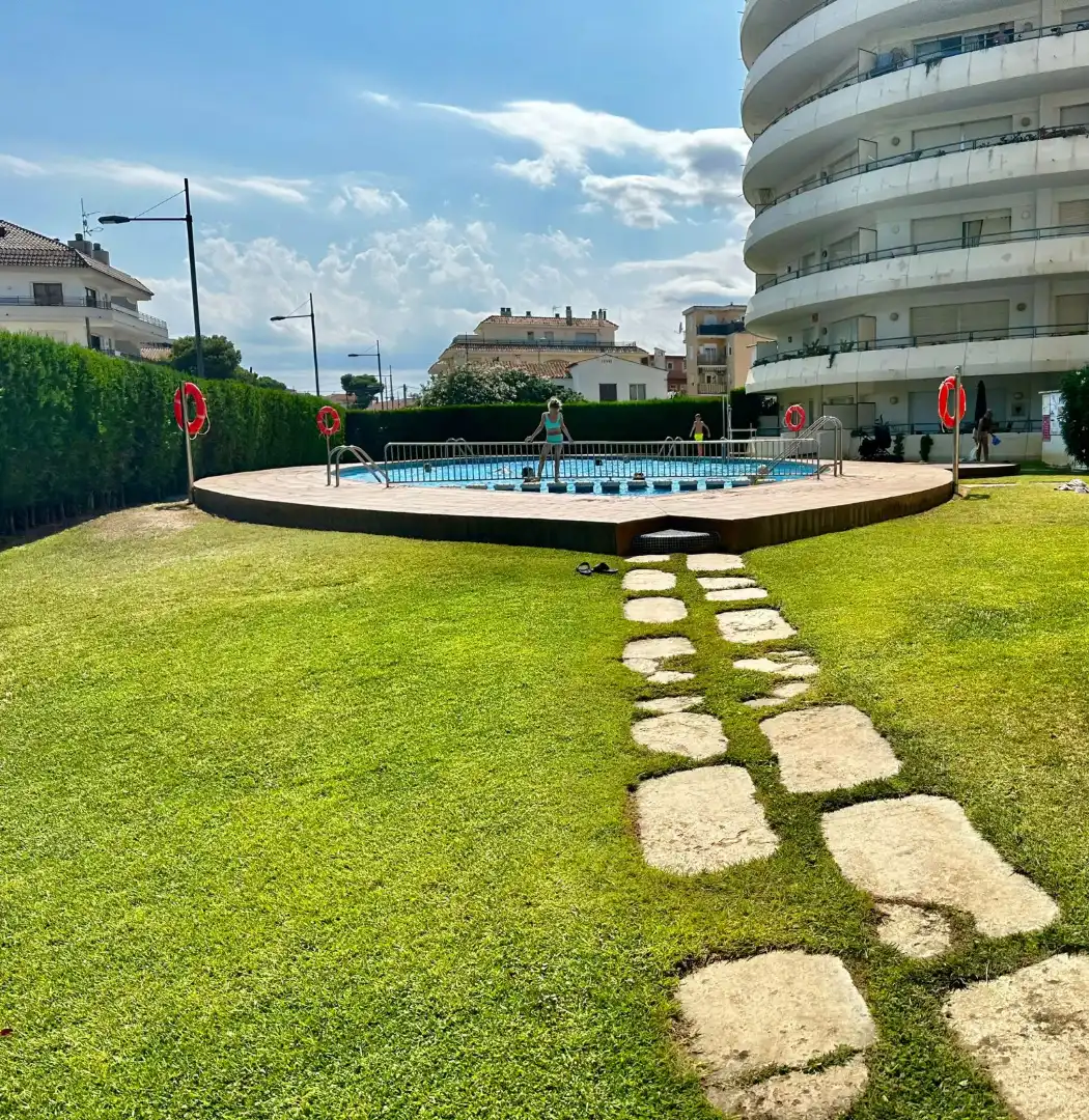 Piscina de Piso en venta en L'Estartit con Terraza, Amueblado y Lavadora