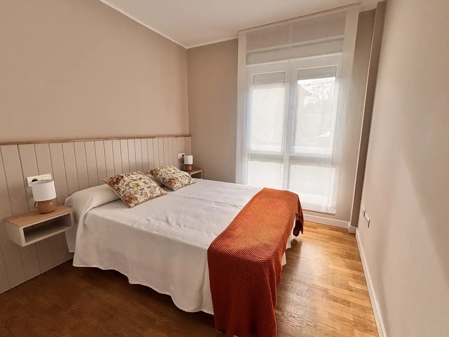 Schlafzimmer von Wohnung zur Miete in Parres mit Parkett, Möbliert und Balkon