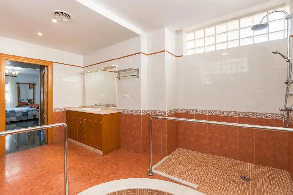 Bany de Casa o xalet en venda en Murcia amb Aire condicionat, Calefacció i Jardí privat