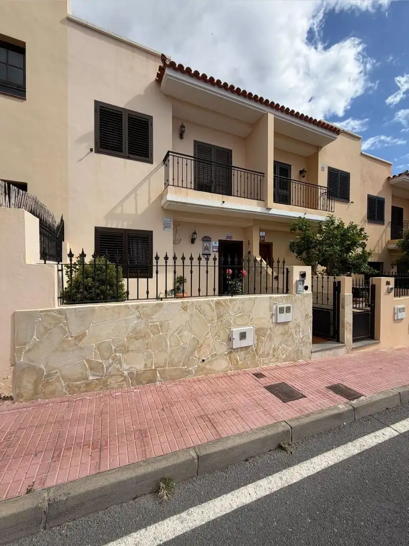 Vista exterior de Casa adosada en venta en Candelaria con Jardín privado, Terraza y Trastero