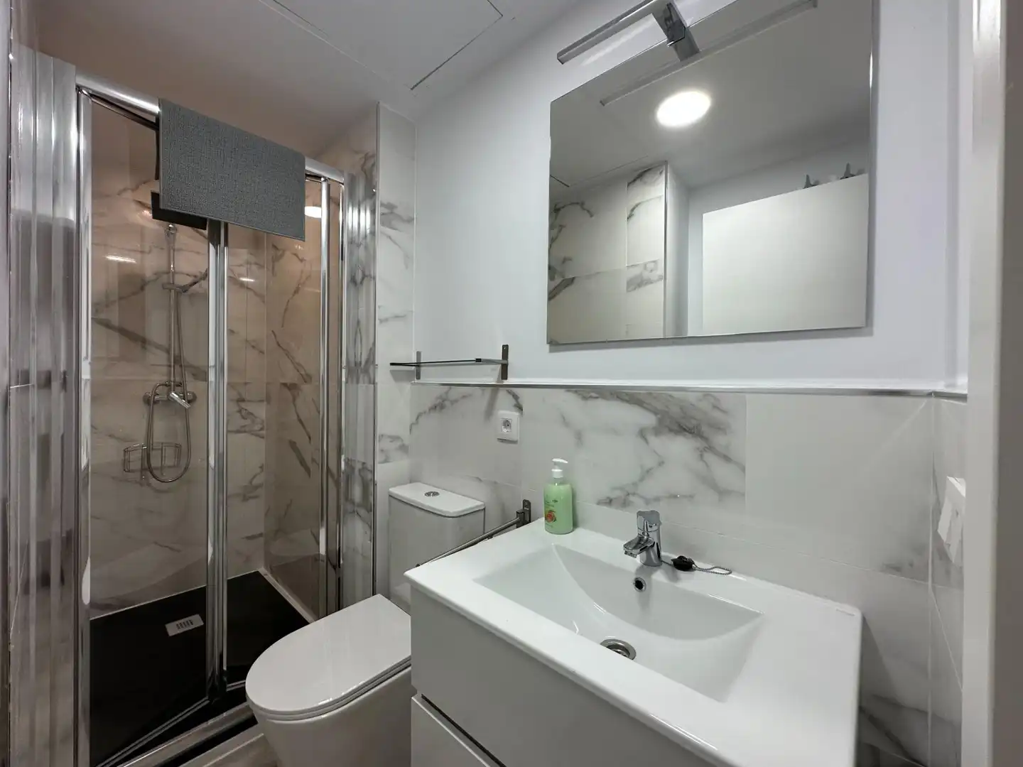 Bany de Apartament de lloguer en Sevilla amb Aire condicionat i Moblat