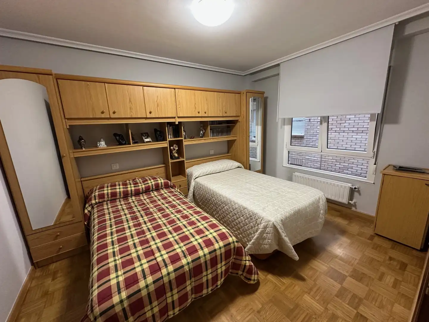 Dormitori de Pis en venda en Oviedo  amb Calefacció, Parquet i Traster