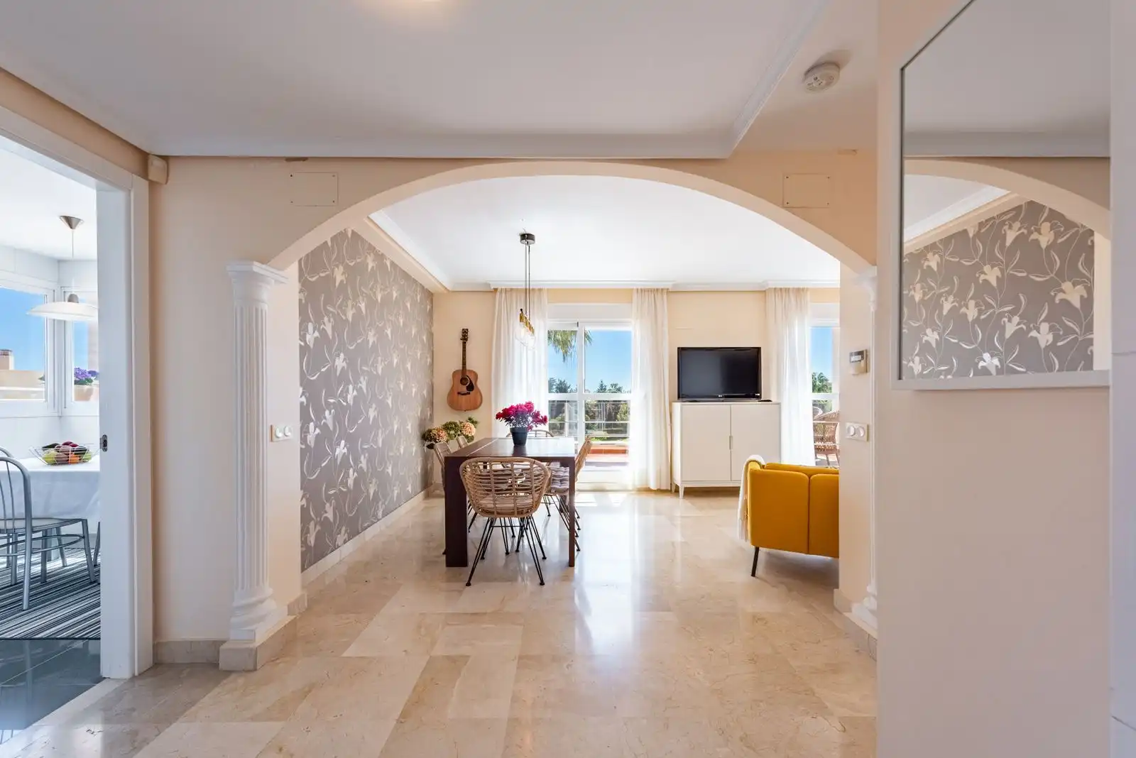 Menjador de Àtic en venda en Estepona amb Terrassa, Internet i Piscina comunitària