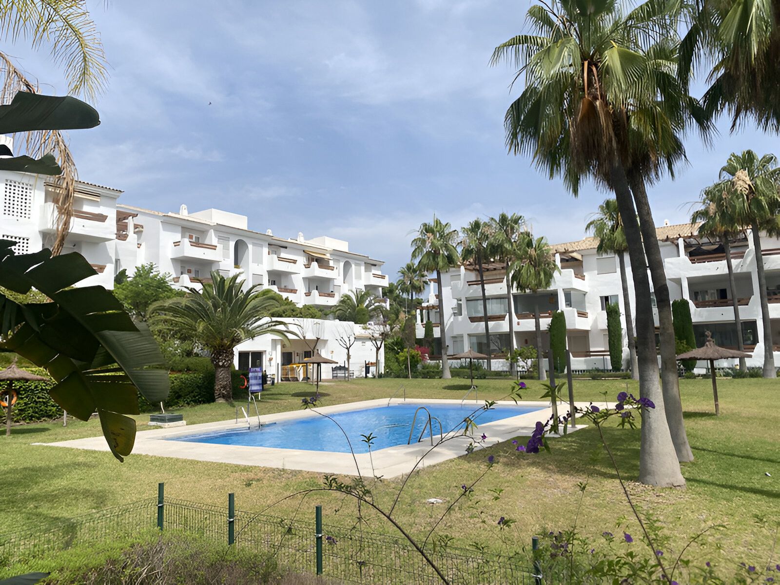 Exterior view of Planta baja for sale in Estepona  with Air Conditioner, Terrace and Storage room