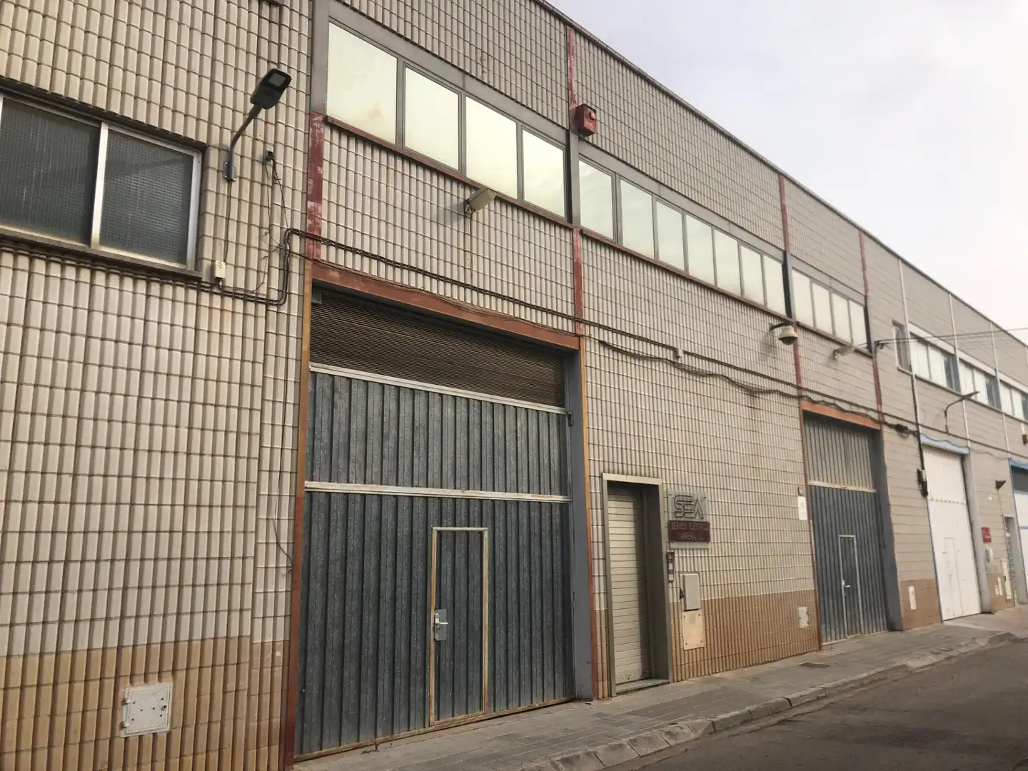 Vista exterior de Nau industrial en venda en Abrera