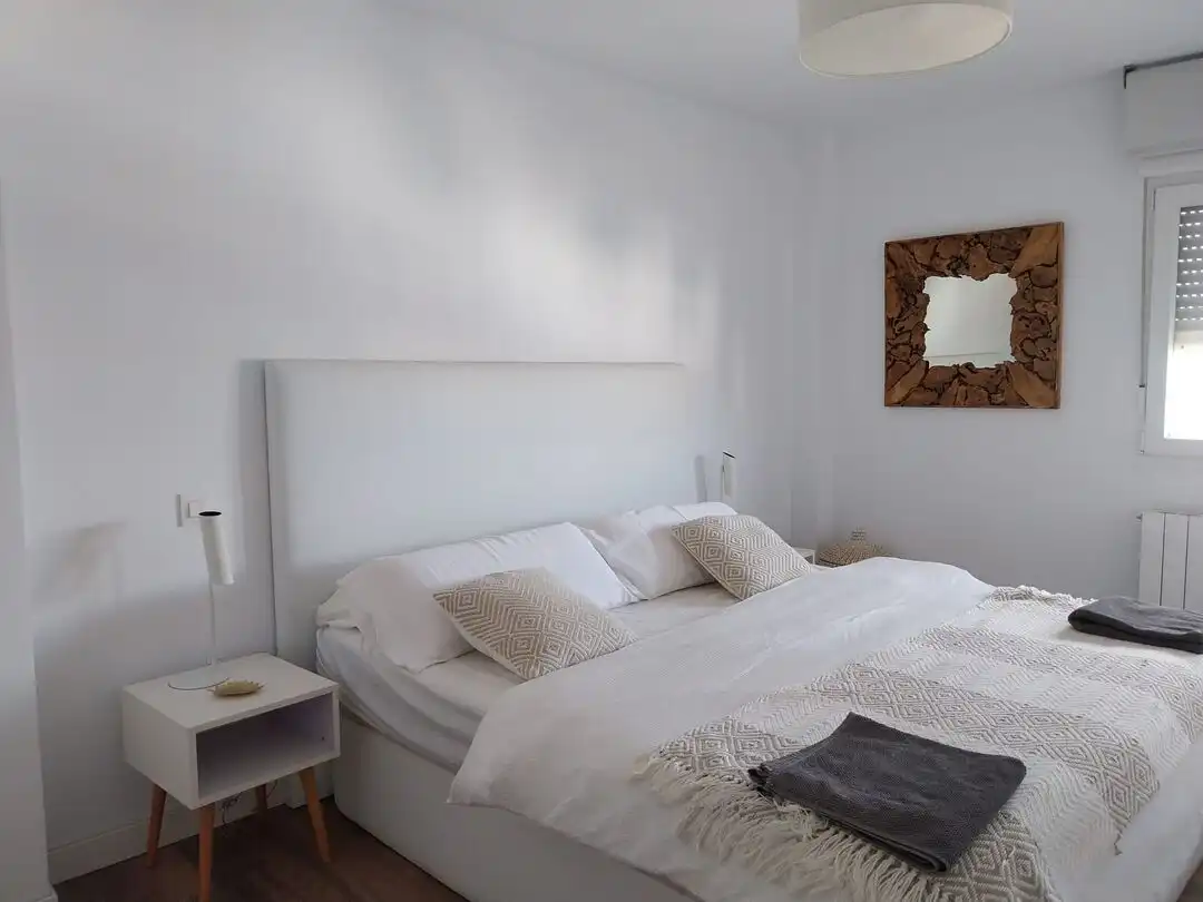 Schlafzimmer von Wohnung zur Miete in Santander mit Heizung und Privatgarten