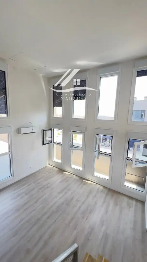 Vista exterior de Piso en venta en Madrid con Aire acondicionado, Piscina y Piscina comunitaria