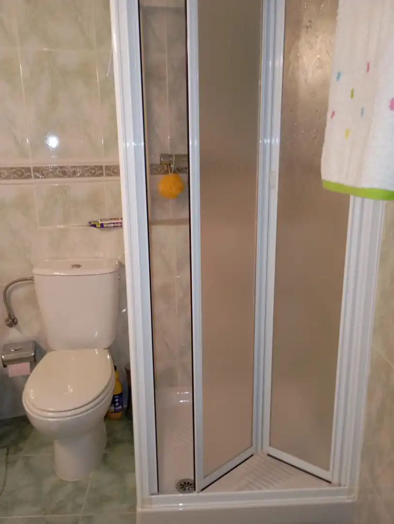 Badezimmer von Einfamilien-Reihenhaus zum Verkauf in Lécera mit Abstellraum, Möbliert und Ofen