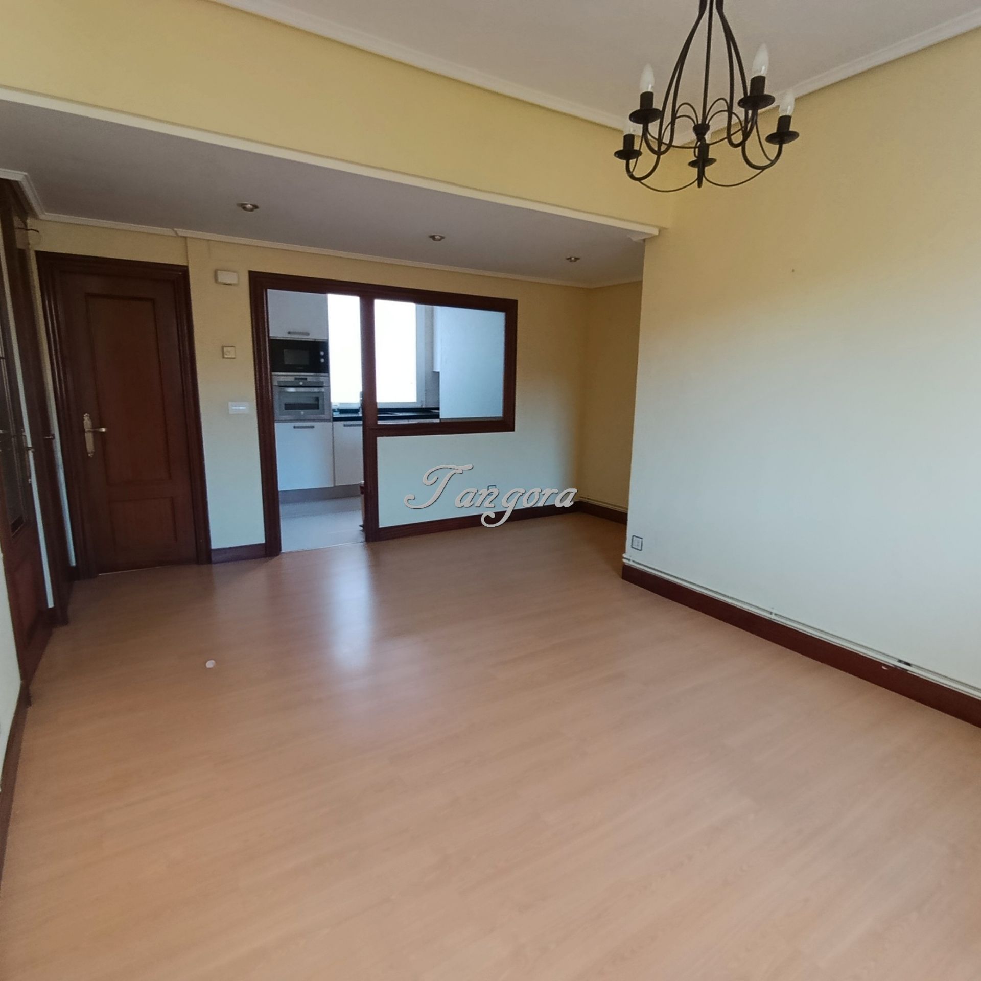 Sala d'estar de Pis de lloguer en Getxo  amb Calefacció, Parquet i Forn