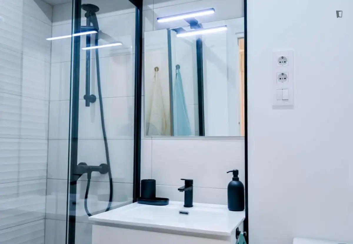 Badezimmer von Wohnungen zur Miete in Madrid mit Klimaanlage, Möbliert und Ofen