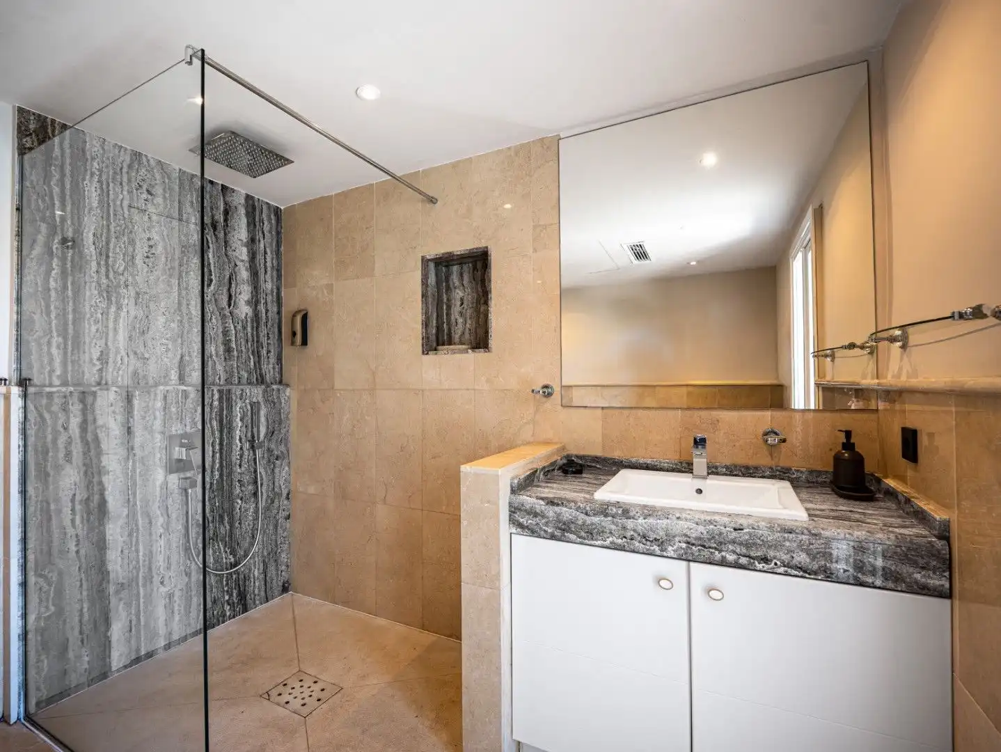 Bany de Casa o xalet en venda en Marbella amb Aire condicionat, Jardí privat i Terrassa