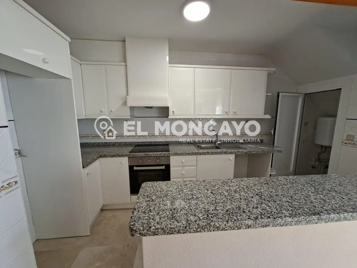 Cuina de Casa adosada en venda en Orihuela amb Aire condicionat, Calefacció i Jardí privat