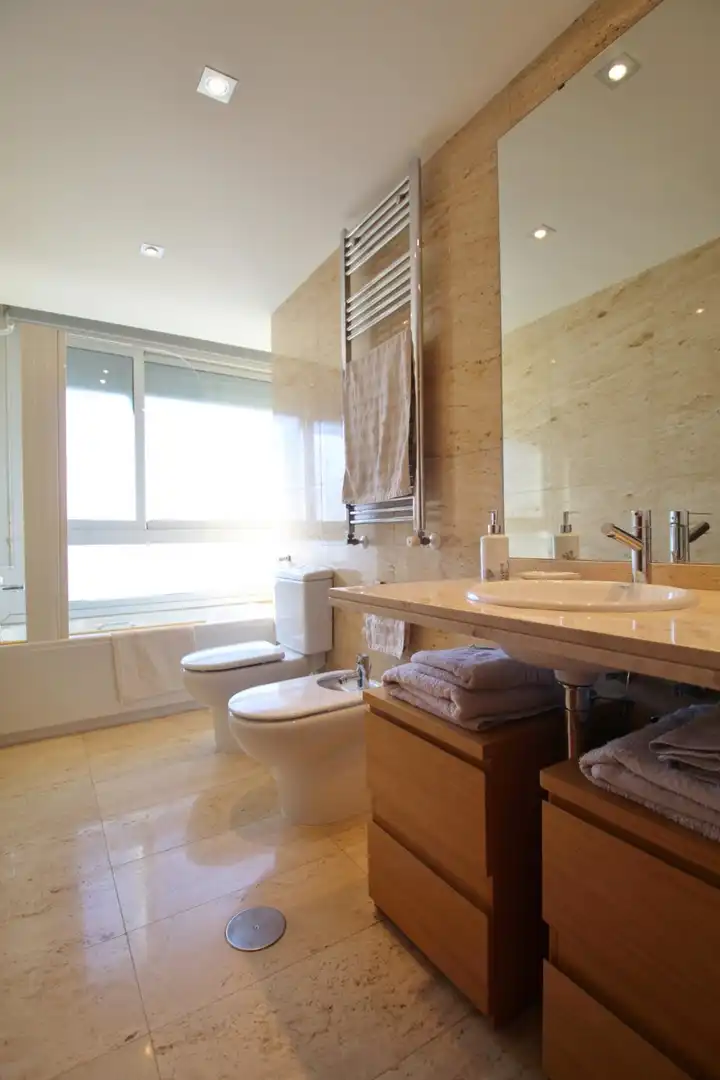 Badezimmer von Wohnung zum Verkauf in Alicante / Alacant mit Klimaanlage, Terrasse und Möbliert