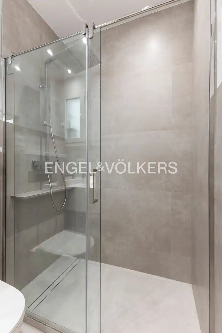 Badezimmer von Wohnung zum Verkauf in Madrid mit Klimaanlage und Heizung