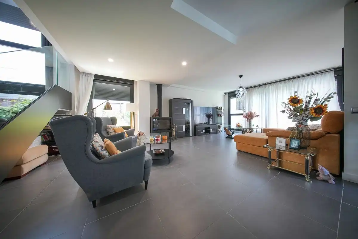 Sala d'estar de Casa o xalet en venda en Las Rozas de Madrid amb Aire condicionat, Calefacció i Jardí privat