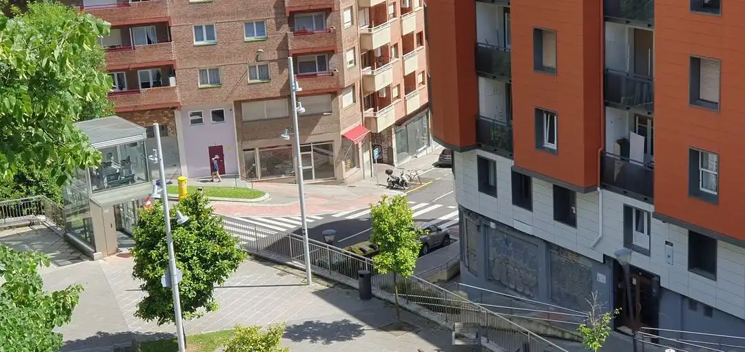Vista exterior de Casa adosada en venda en Bilbao  amb Aire condicionat, Calefacció i Jardí privat