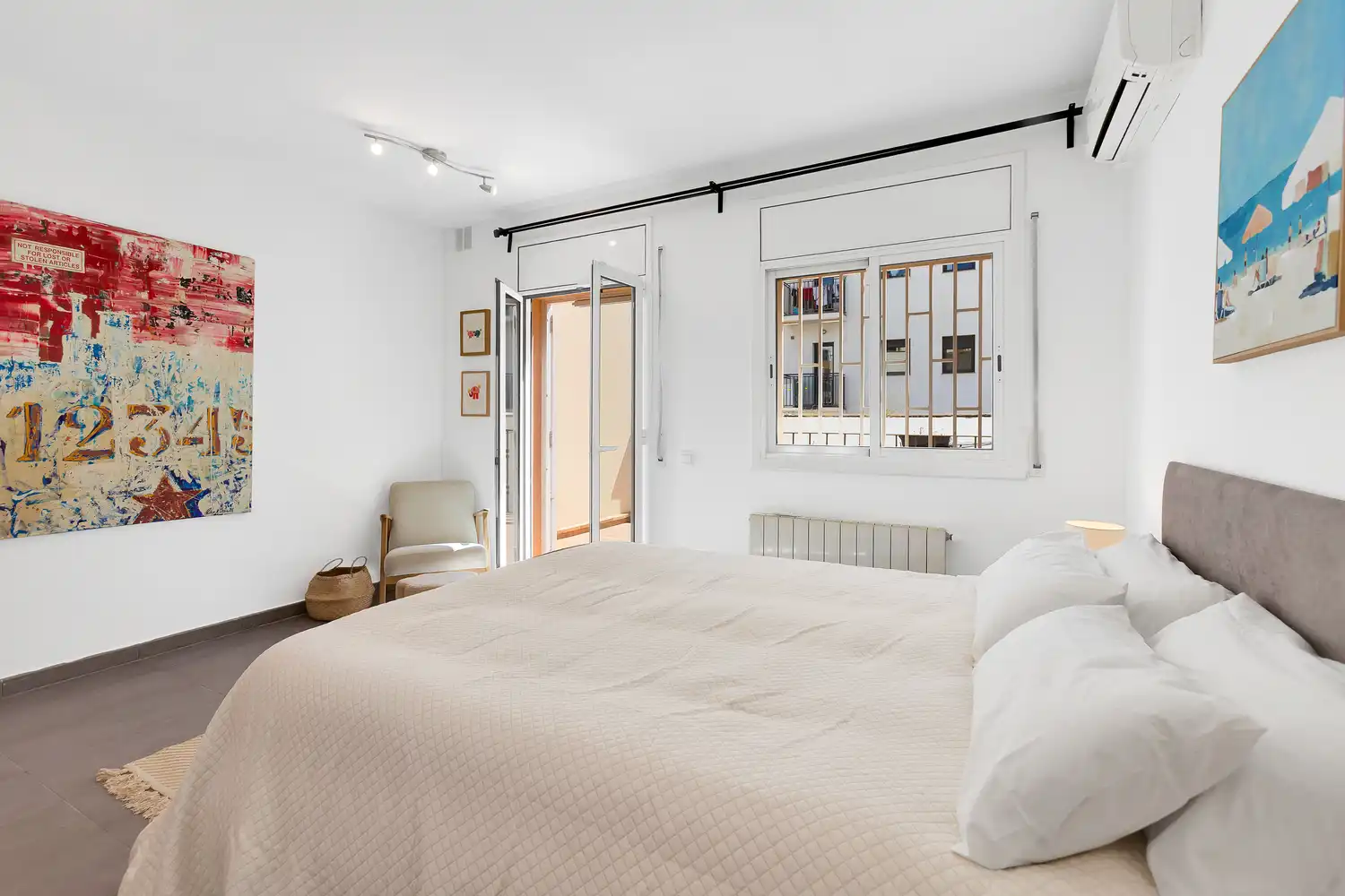 Habitación de Casa adosada en venta en Barcelona con Aire acondicionado, Calefacción y Jardín privado