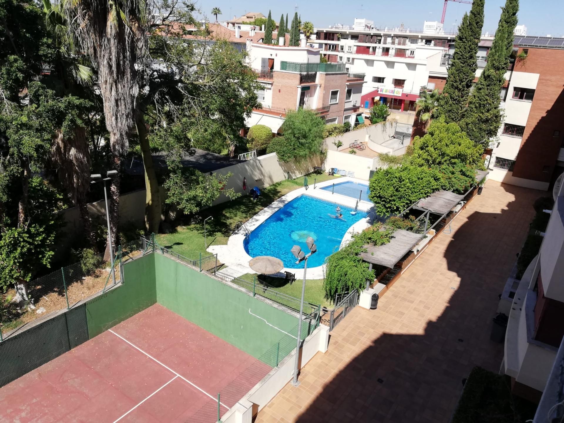 Swimming pool of Flat for sale in  Sevilla Capital  with Air Conditioner, Storage room and Community pool