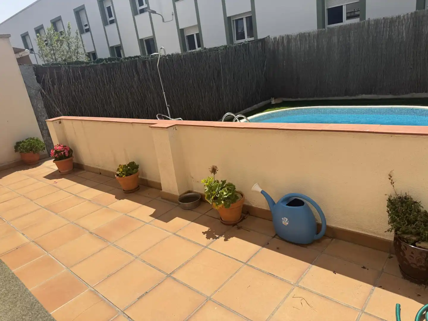 Schwimmbecken von Einfamilien-Reihenhaus zum Verkauf in Guissona mit Heizung, Privatgarten und Ofen