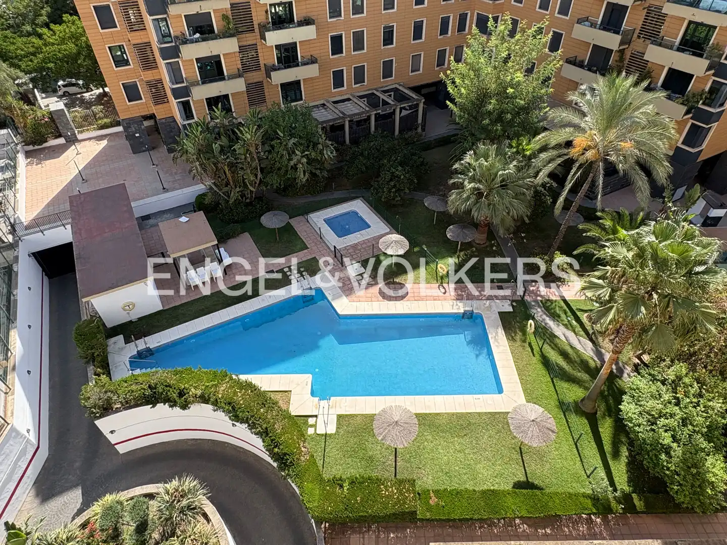 Swimming pool of Flat for rent in Sevilla  with Air Conditioner, Heating and Private garden