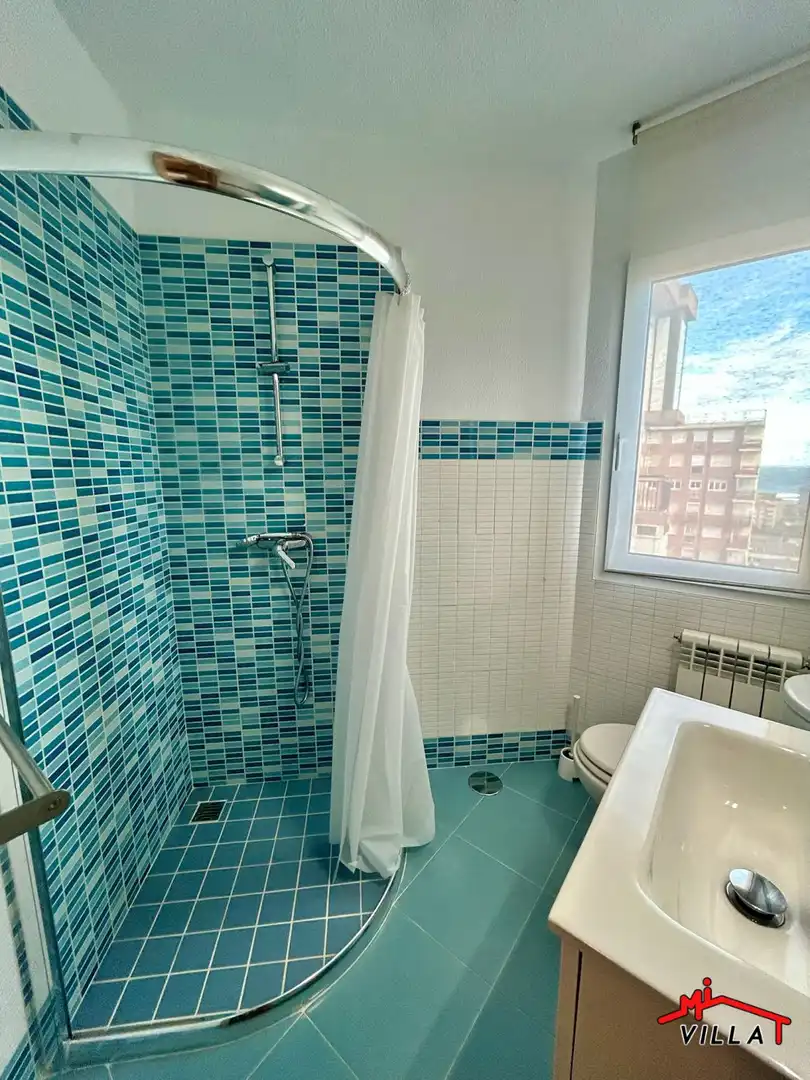 Badezimmer von Wohnung zum Verkauf in Laredo mit Heizung und Terrasse