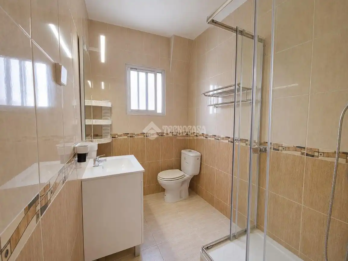 Bathroom of Flat for sale in Madrid  with Air Conditioner and Terrace