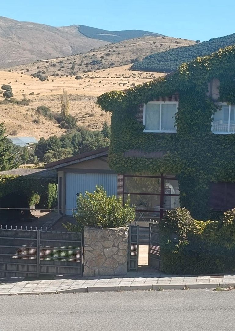 Exterior view of House or chalet for sale in El Espinar  with Heating, Private garden and Parquet flooring