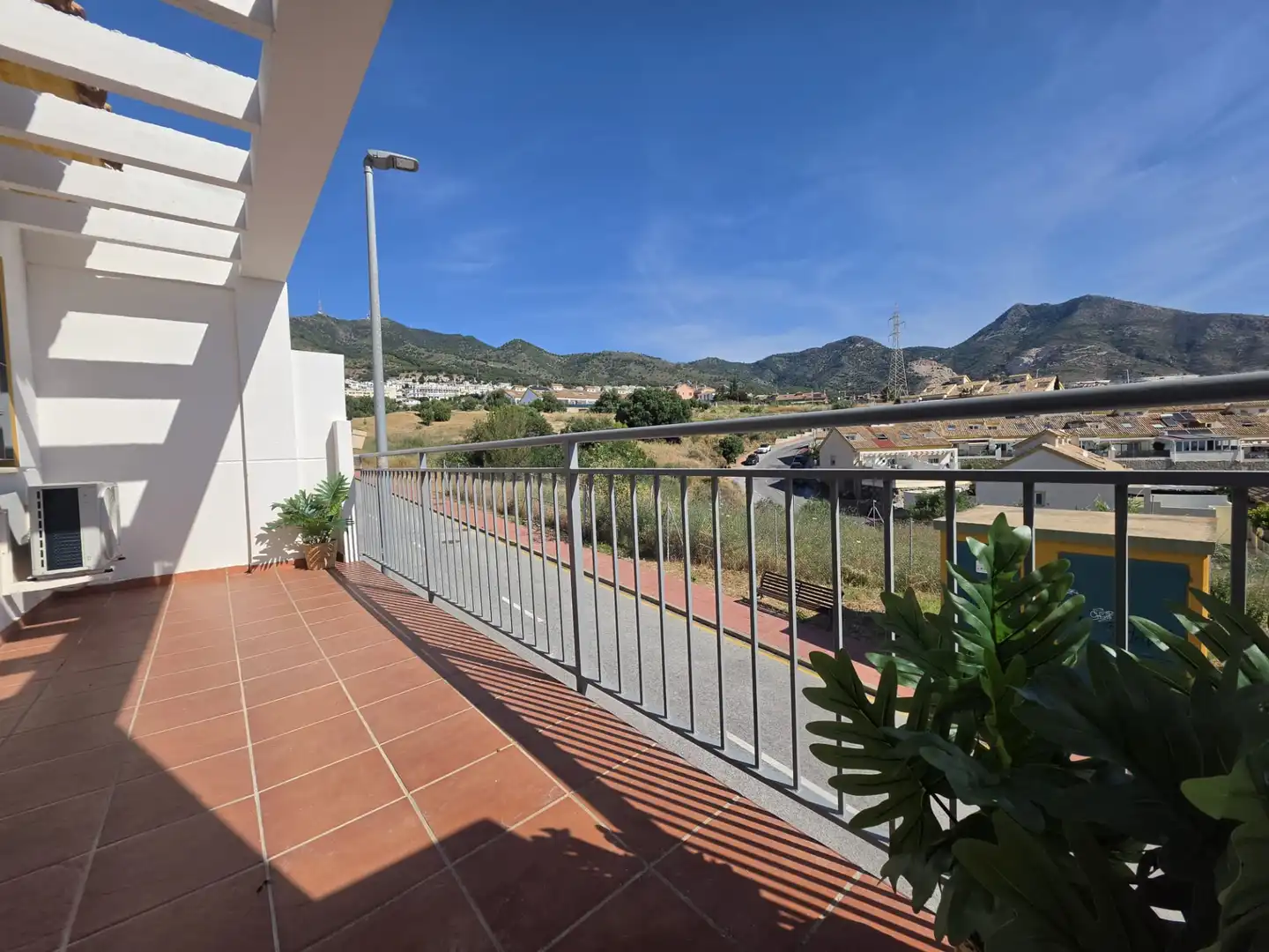 Vista exterior de Casa adosada en venda en Benalmádena amb Aire condicionat, Jardí privat i Terrassa