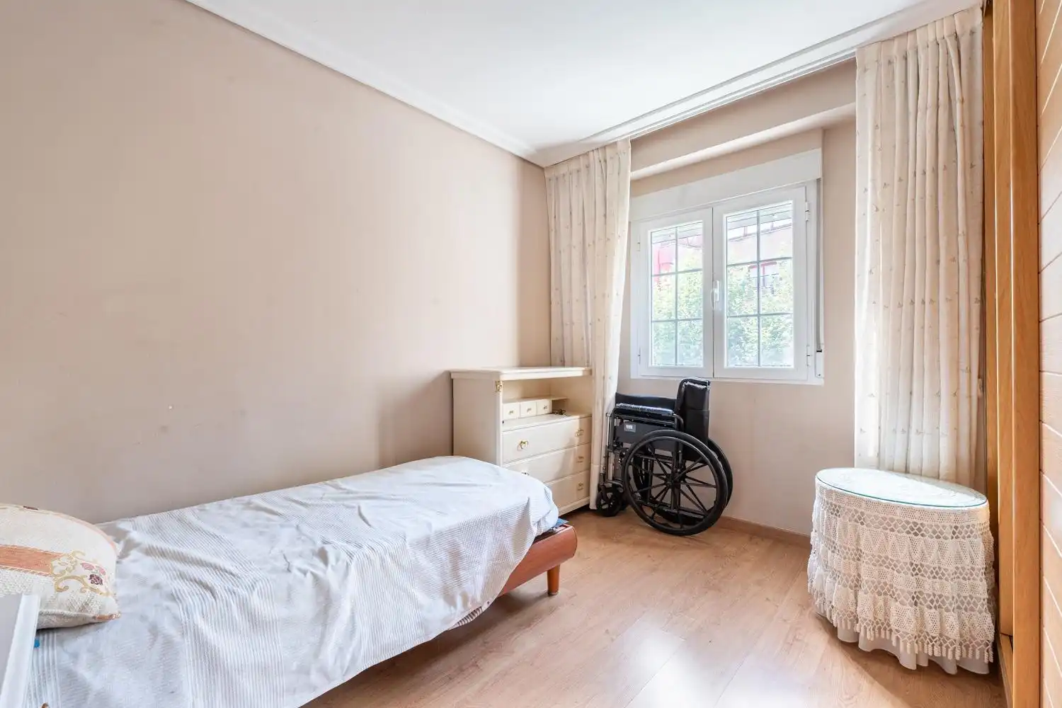 Bedroom of Flat for sale in Madrid  with Air Conditioner, Heating and Private garden