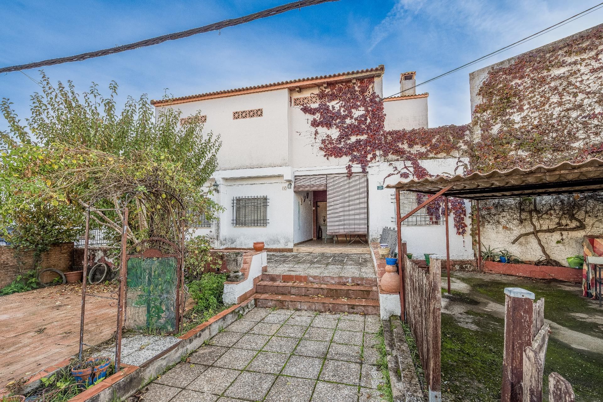 Vista exterior de Casa adosada en venda en El Ronquillo amb Aire condicionat i Jardí privat