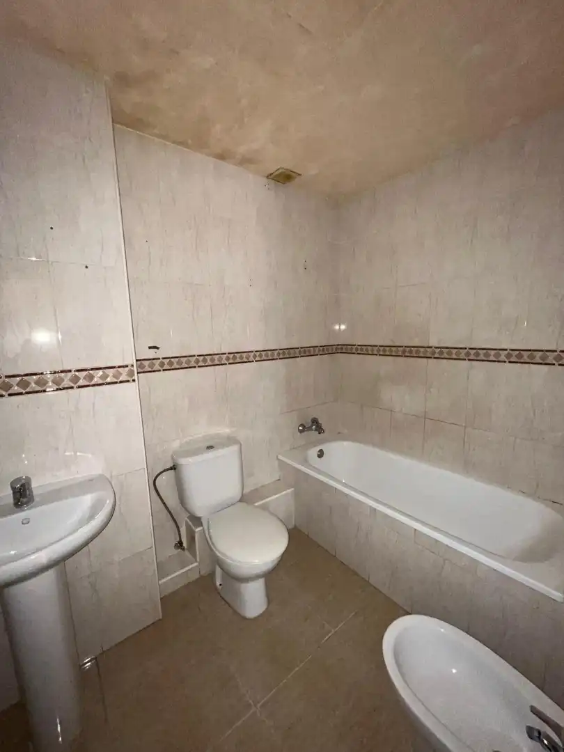 Badezimmer von Erdgeschoss zum Verkauf in Tortosa mit Terrasse und Alarm