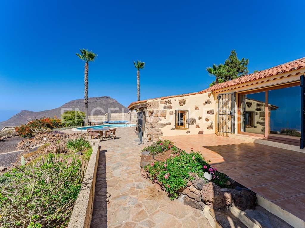 Vista exterior de Casa o xalet en venda en Arona amb Aire condicionat, Terrassa i Piscina