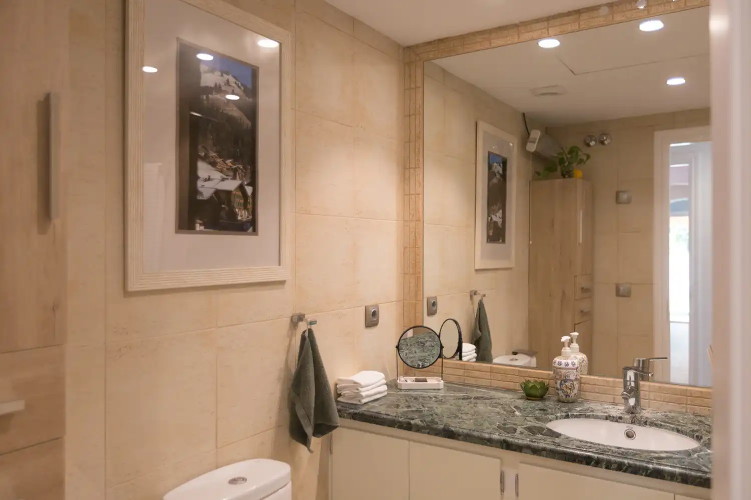 Badezimmer von Wohnungen zum Verkauf in Marbella mit Klimaanlage, Privatgarten und Terrasse