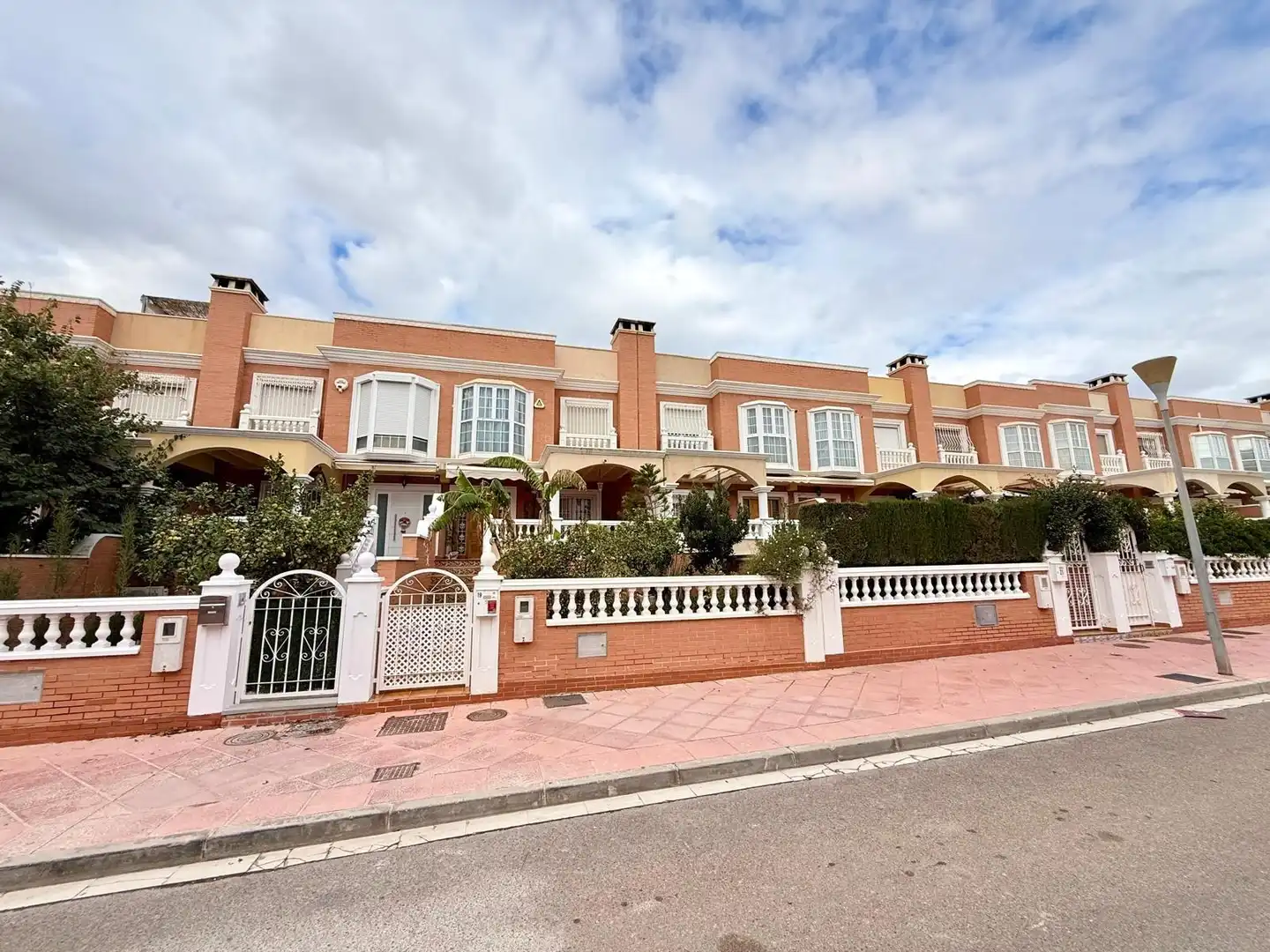 Vista exterior de Casa adosada en venda en Almería amb Terrassa