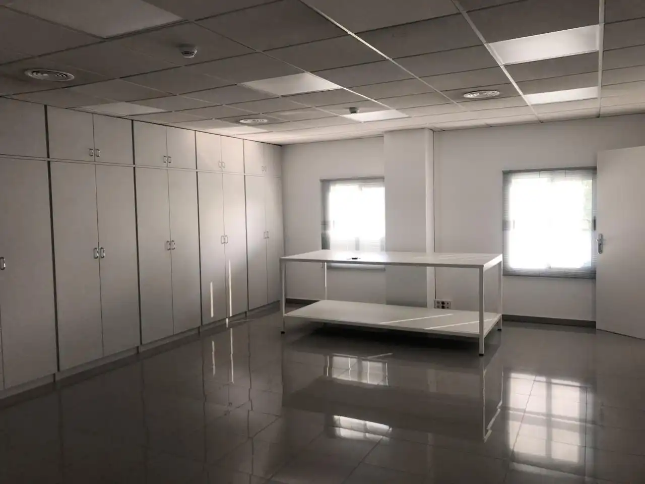 Nau industrial de lloguer en Barcelona amb Calefacció i Alarma