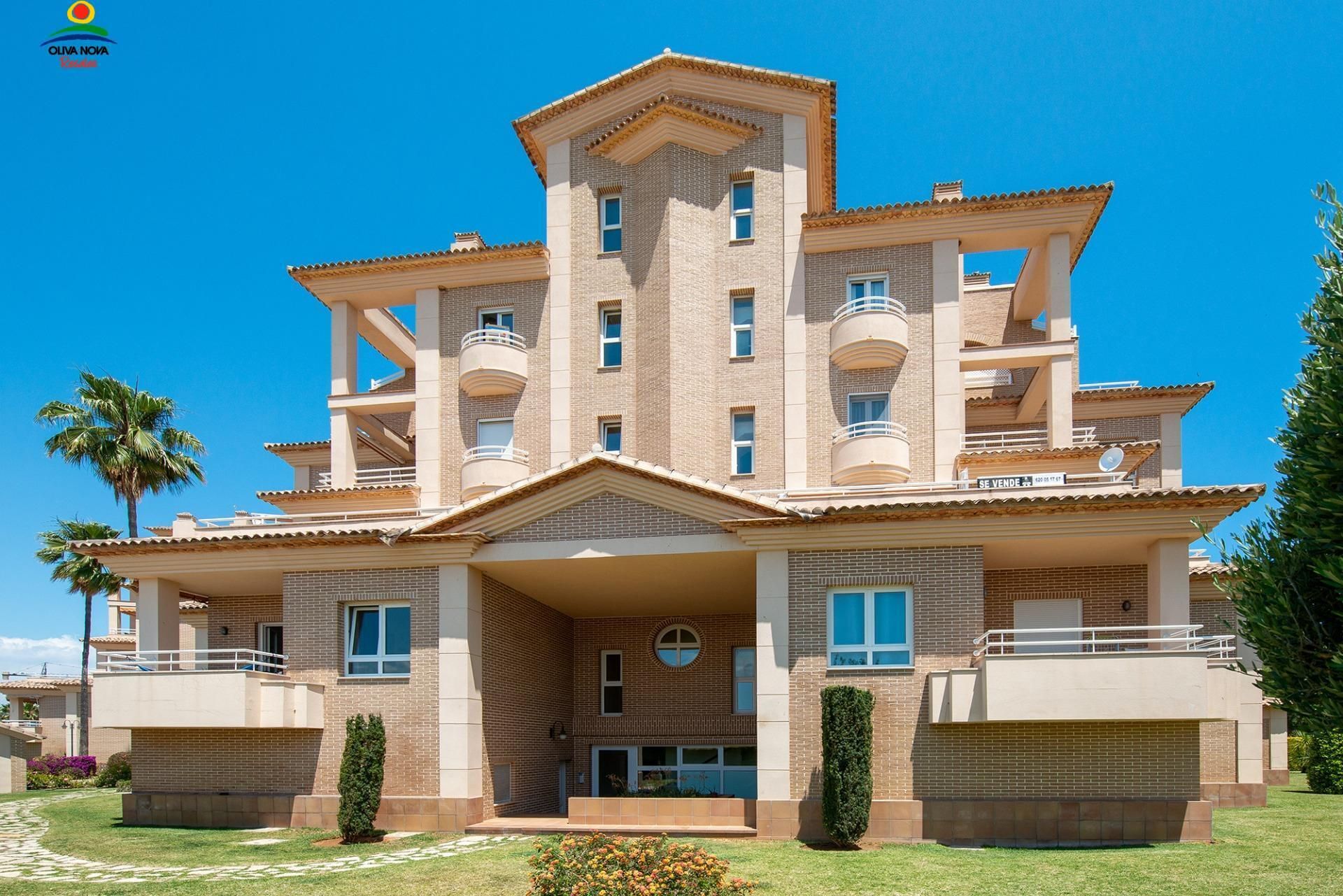 Vista exterior de Apartament en venda en Oliva amb Calefacció, Jardí privat i Terrassa