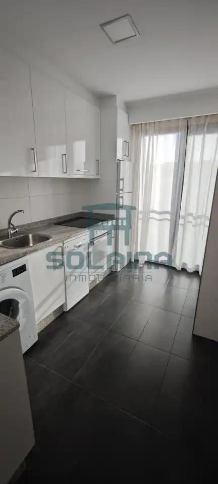 Cuina de Apartament de lloguer en Ourense Capital  amb Calefacció, Traster i Balcó