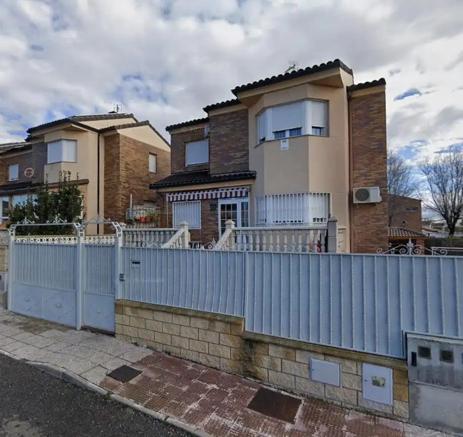 Casa con piscina en venta en Ugena
