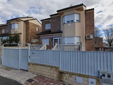 Casa amb piscina en venda a Ugena