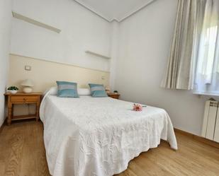 Bedroom of Flat to rent in  Madrid Capital  with Air Conditioner and Swimming Pool