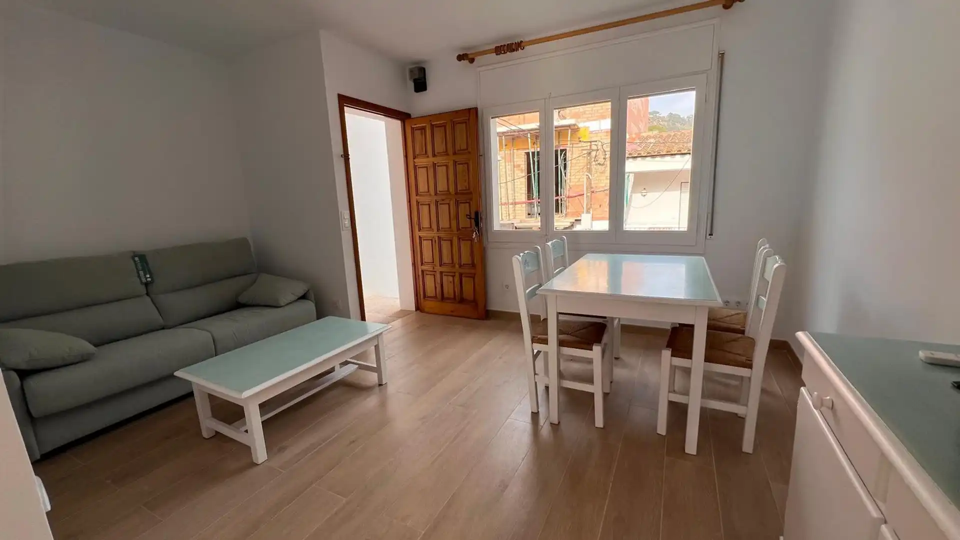 Sala de estar de Estudio de alquiler en Palafrugell con Aire acondicionado, Parquet y Terraza