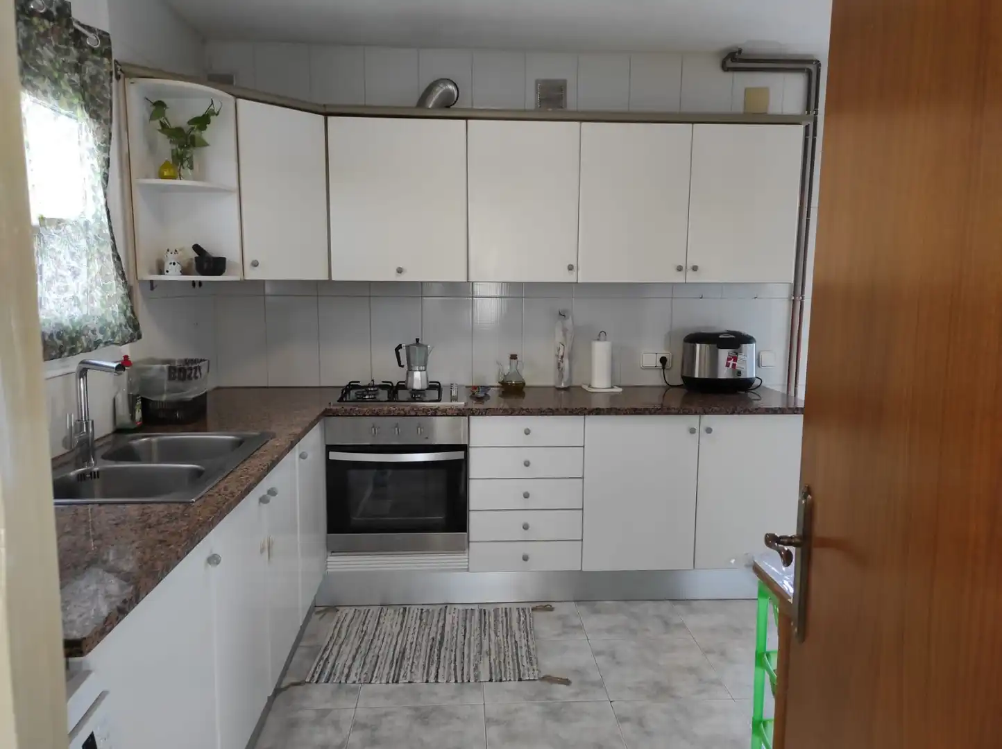 Küche von Einfamilien-Reihenhaus zum Verkauf in Breda mit Klimaanlage, Heizung und Privatgarten